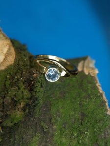 Geelgouden ring met blauwe topaas