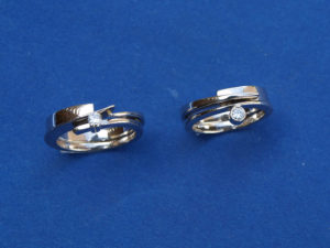 Twee bestaande wit gouden ringen verzwaard met nieuw wit goud