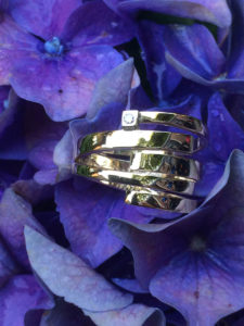 Gouden ringen als één ring gemaakt met diamant